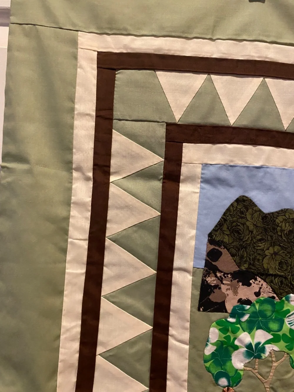 Quilt-style wall hanging with animal designs for decorating a child's room (New)